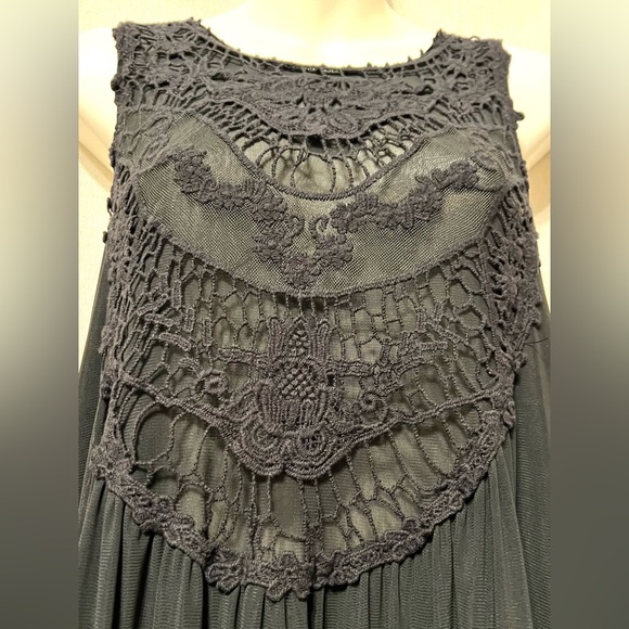 Indigo threads black/green  detailed throughout, mesh upper back button,… - Picture 8 of 10